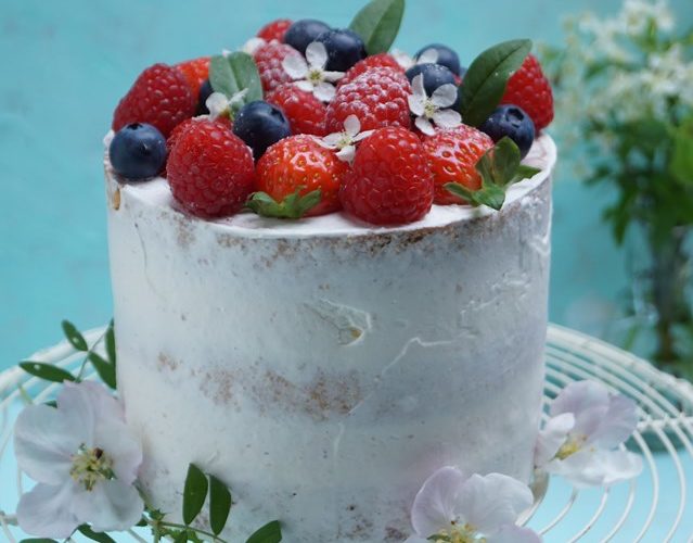 fotografia kulinarna w praktyce tort śmietanowy z wanilią i świeżymi owocami maliny truskawki borówki zdjęcie artystyczne